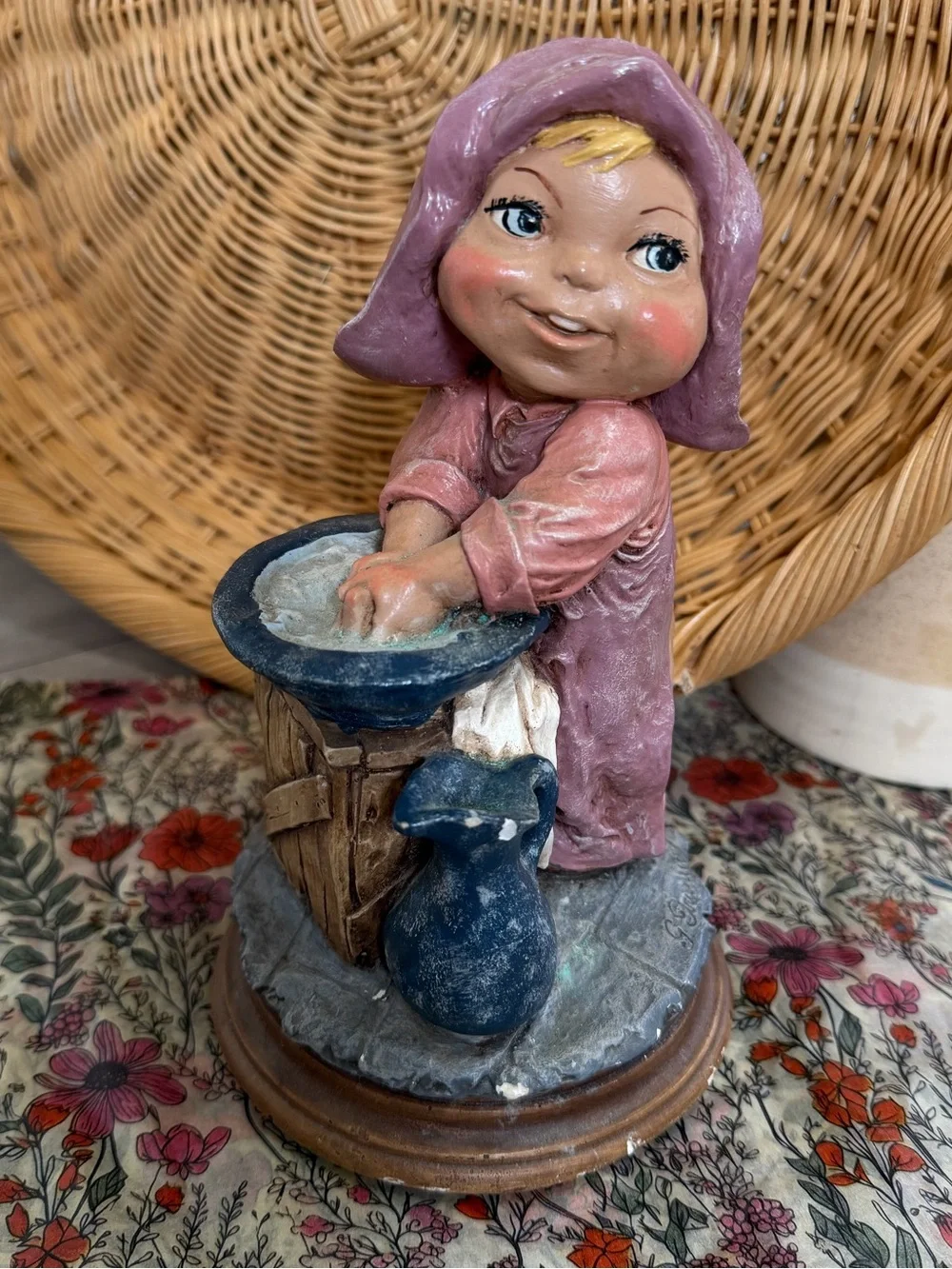 Vintage Giuseppe Armani Figurine Girl Washing Hands COLORFUL Signed Rare